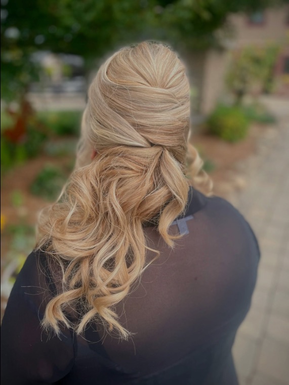 Blonde half-up curls, from behind