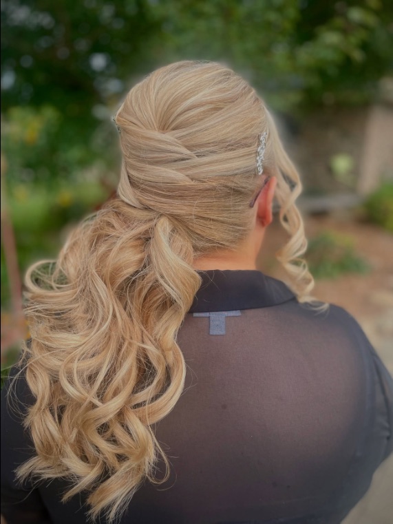 Blonde ponytail with a crystal tie by Hannah