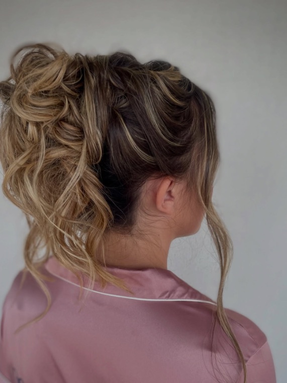 Messy high bun by Hannah
